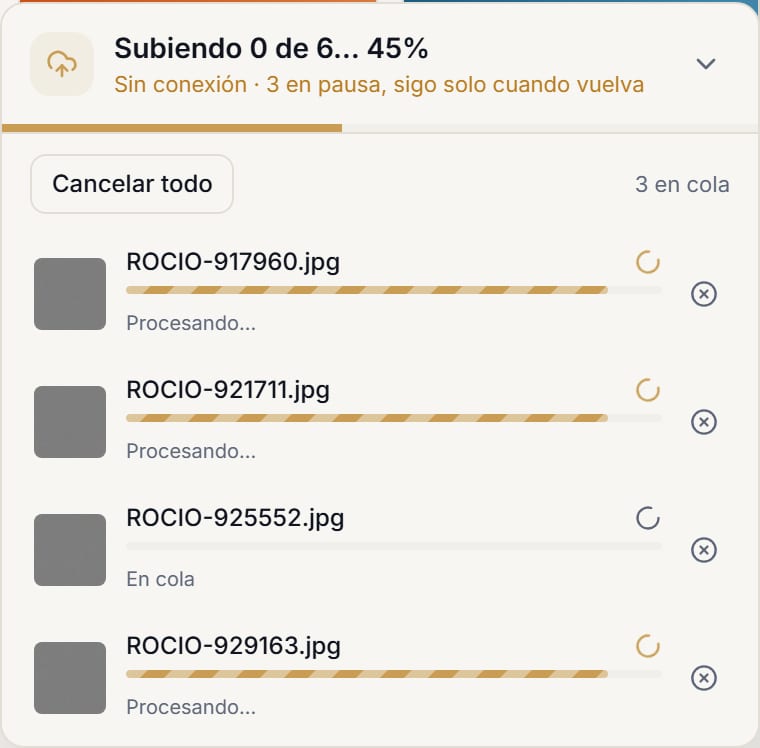 El panel de subidas con el aviso «Sin conexión · 2 en pausa, sigo solo cuando vuelva».