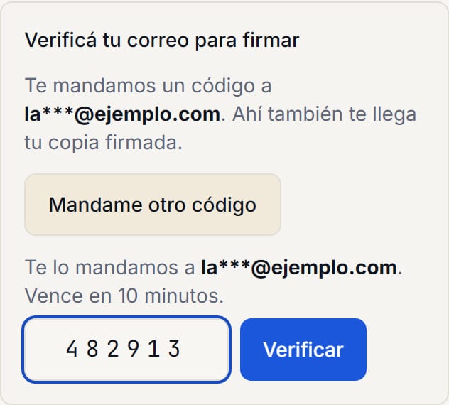 El paso «Verificá tu correo para firmar»: le mandamos un código a la***@ejemplo.com, vence en 10 minutos, con el campo del código y el botón Verificar.