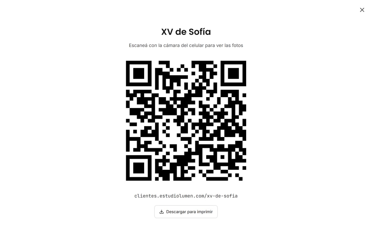 El QR de la galería «XV de Sofía» ocupando la pantalla, sobre fondo blanco, con la frase «Escaneá con la cámara del celular para ver las fotos», la dirección clientes.estudiolumen.com/xv-de-sofia y el botón «Descargar para imprimir».