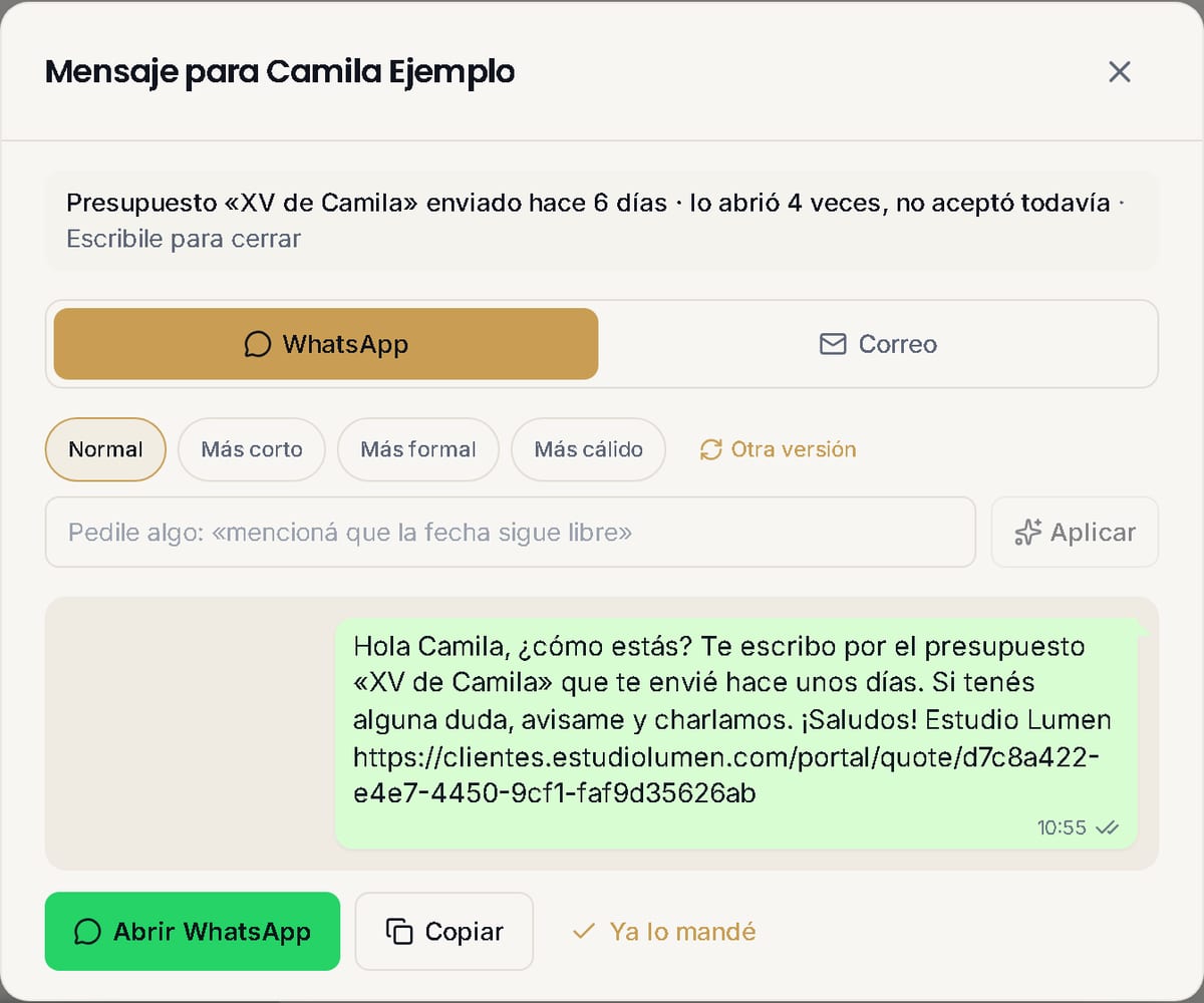 El panel del mensaje con la pestaña WhatsApp abierta: el texto preparado dentro de una burbuja verde, los botones para hacerlo más corto, más formal o más cálido, y Abrir WhatsApp, Copiar y Ya lo mandé.