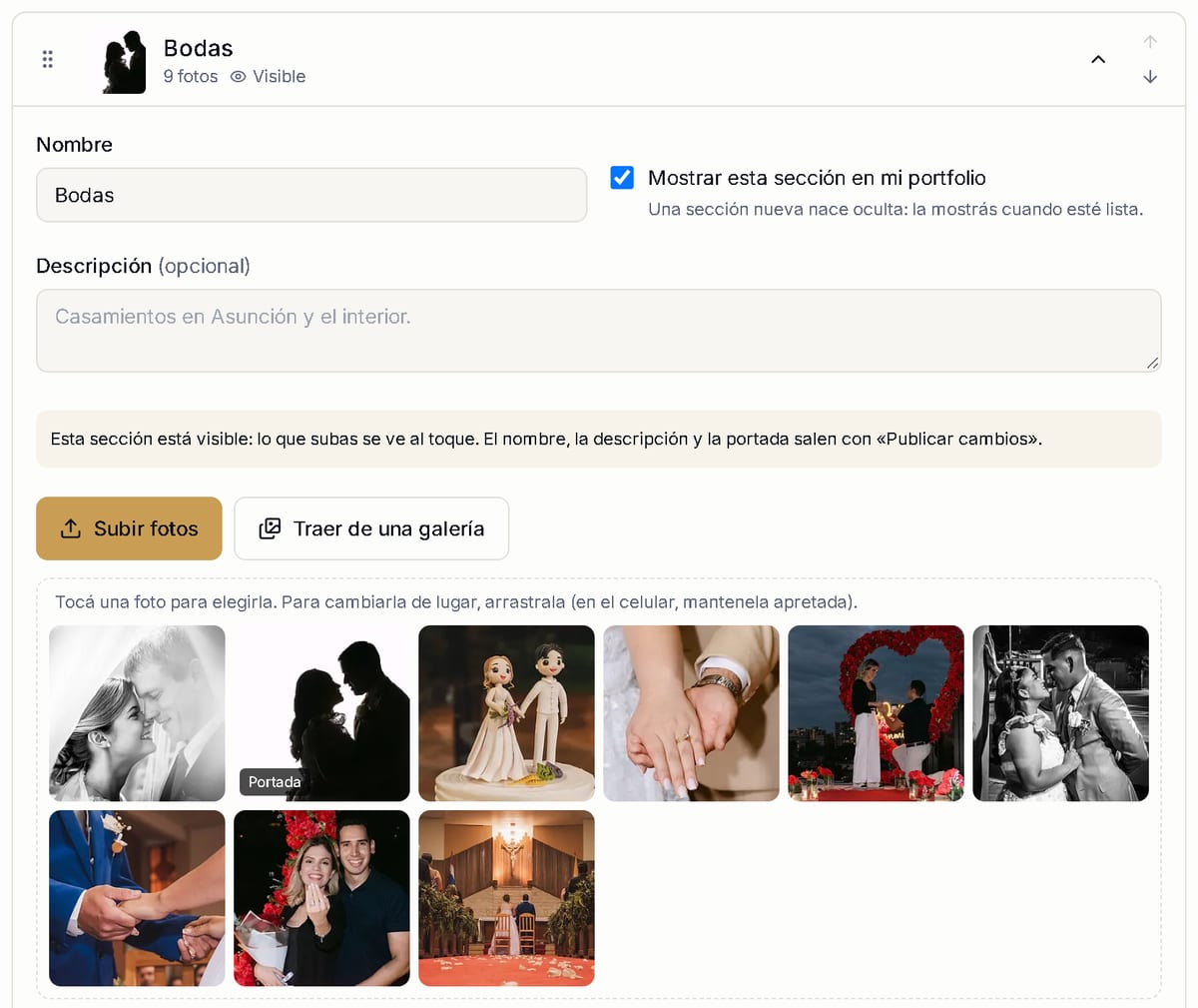 La sección Bodas abierta en el editor: nombre, la opción Mostrar esta sección en mi portfolio, la portada con su encuadre, y los botones Subir fotos y Traer de una galería sobre la grilla de fotos.