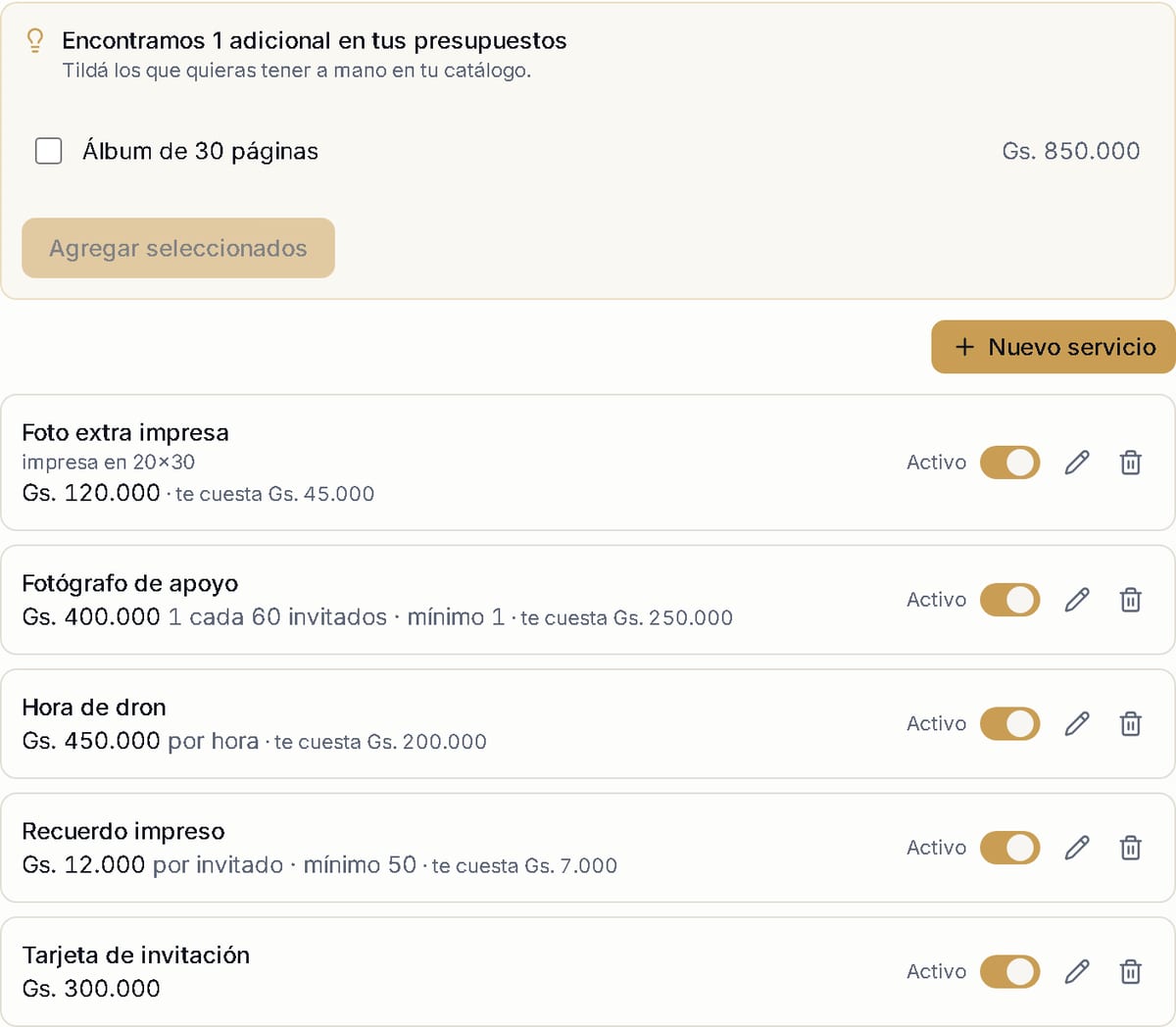Ajustes, Servicios y precios: arriba un adicional encontrado en los presupuestos para sumarlo con un tilde, y abajo el catálogo con el precio de cada servicio, cómo se cobra, un interruptor para pausarlo y el botón Nuevo servicio.