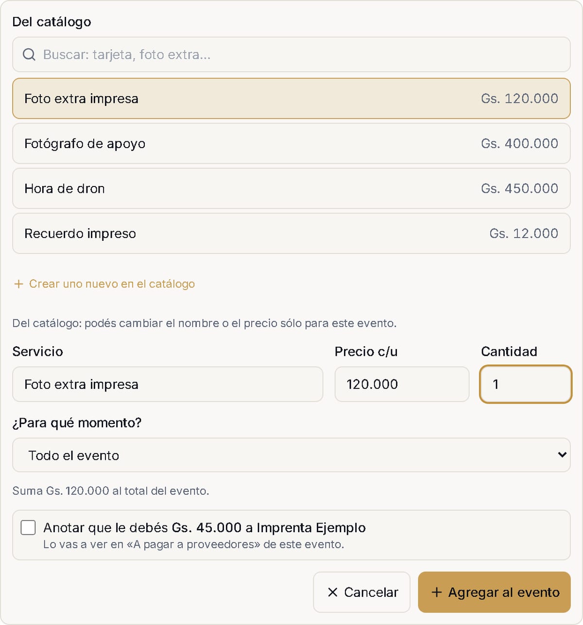 El panel para agregar un servicio al evento: el buscador del catálogo, Foto extra impresa elegida con su precio y su cantidad, para qué momento es, la opción de anotar lo que se le debe al proveedor y el botón Agregar al evento.