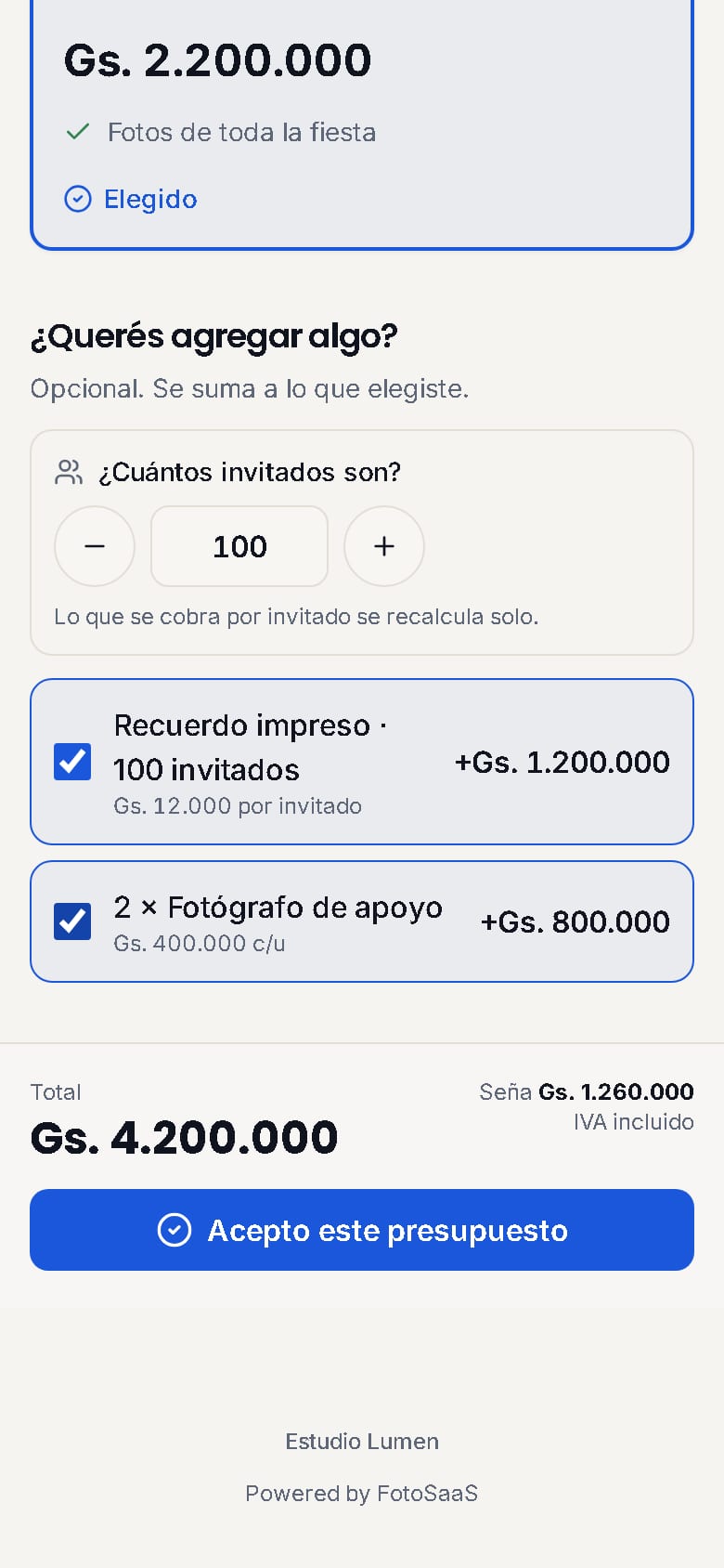 El presupuesto en el celular del cliente: la pregunta ¿Cuántos invitados son?, con botones de más y menos, los dos adicionales tildados con su cantidad y el total abajo.