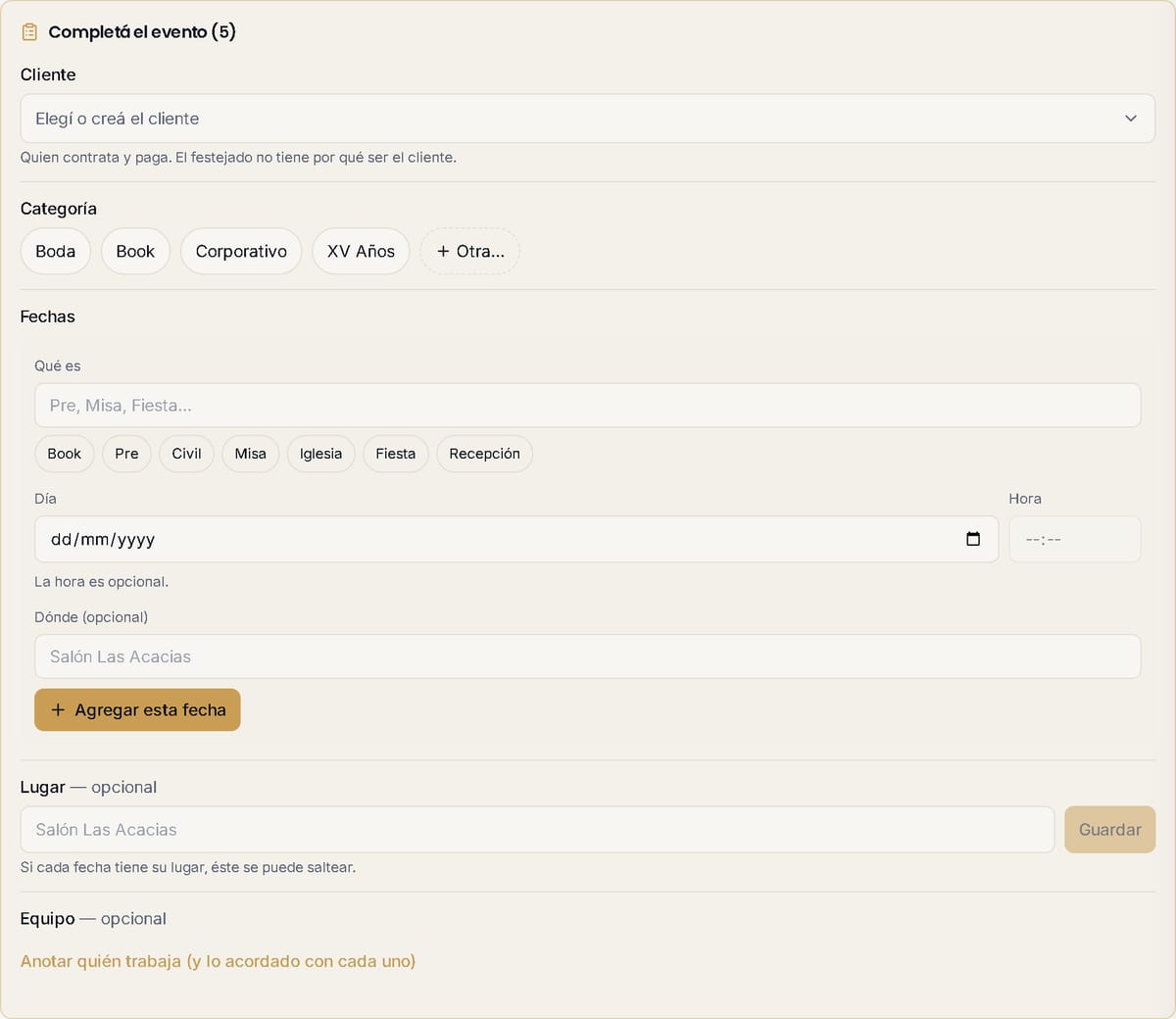 El bloque Completá el evento arriba de la ficha, con una fila para cada dato que falta: cliente, categoría con botones, fechas y lugar.
