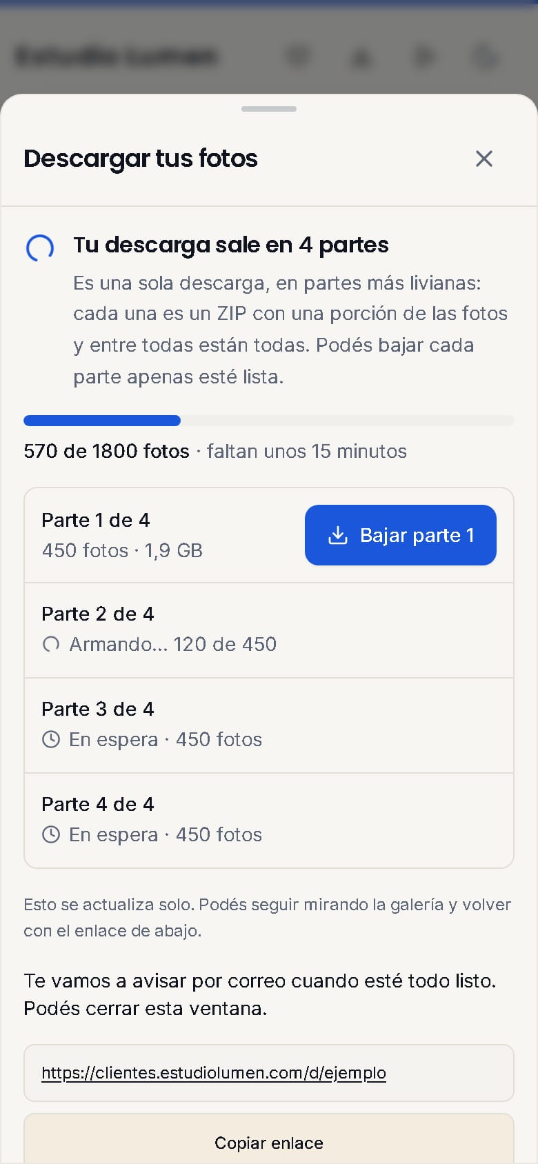 Descargar tus fotos en el celular: la barra de avance, 570 de 1800 fotos, el tiempo estimado, y la lista de partes con el botón Bajar parte 1.